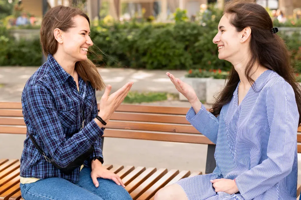 dwie kobiety rozmawiające ze sobą