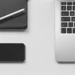 Osoba korzystająca z laptopa i smartfona – inwestowanie długoterminowe ETF